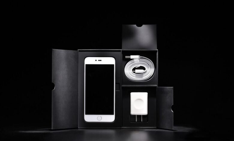 After rumors that the iPhone 12 may not include a charger inside the box, thereβs now rumors that Samsung may also remove chargers in upcoming smartphones