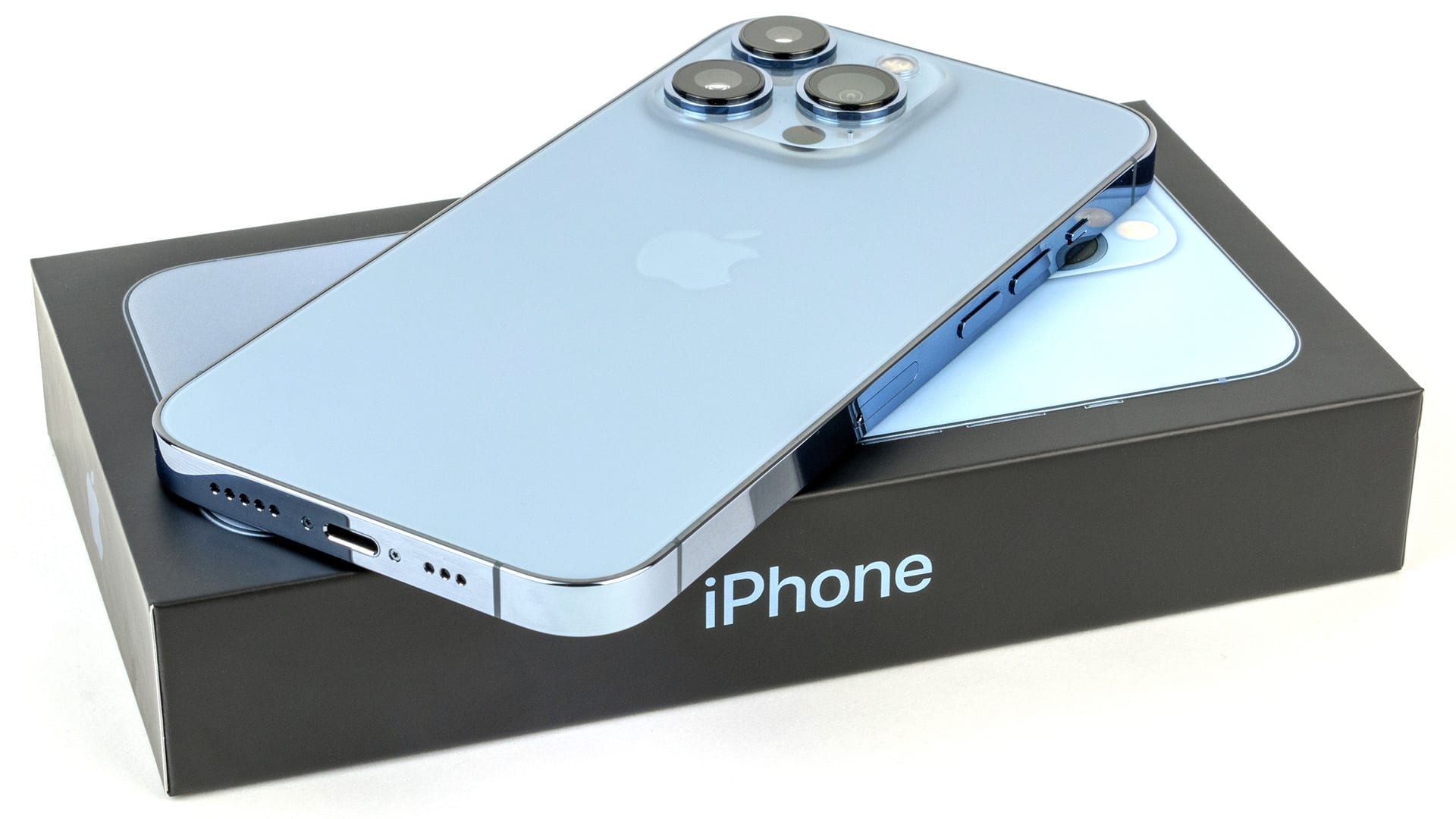 Comparing Xiaomi's best vs Apple's Best; Xiaomi 12 vs iPhone 13
