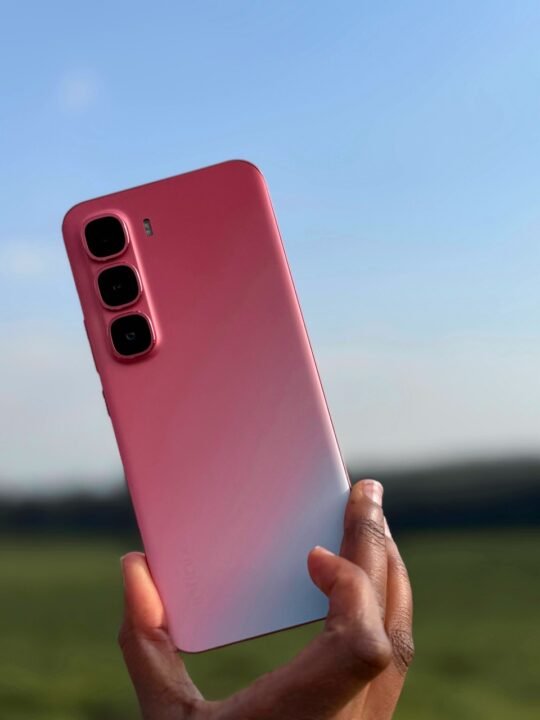 Student guide to Infinix HOT 60 Pro+ vs HOT 60i, with Folax AI, Ultra Link, prices, displays, cameras and battery.