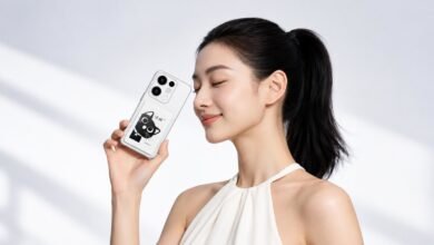 The Honor Life S3 is a 61g e-ink reader that attaches to the back of a phone with a magnet and costs about USD 59. Honor has named no market outside China.