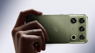 Motorola Signature 27 specs vs the first Signature: Snapdragon 8 Elite Extreme Gen 6, 200MP zoom camera, November US launch.