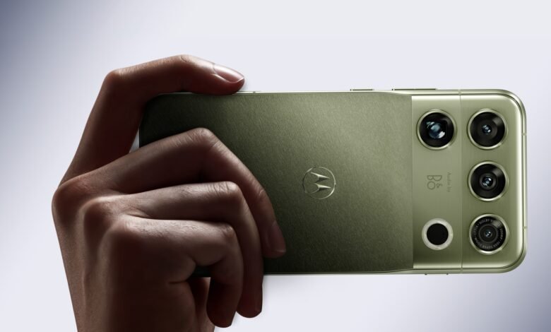 Motorola Signature 27 specs vs the first Signature: Snapdragon 8 Elite Extreme Gen 6, 200MP zoom camera, November US launch.