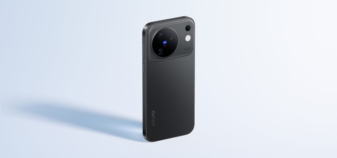 vivo's X500 Pro Max brings a 200MP zoom camera, 8,000mAh battery and 2nm chip, starting at CNY 6,999 in China.