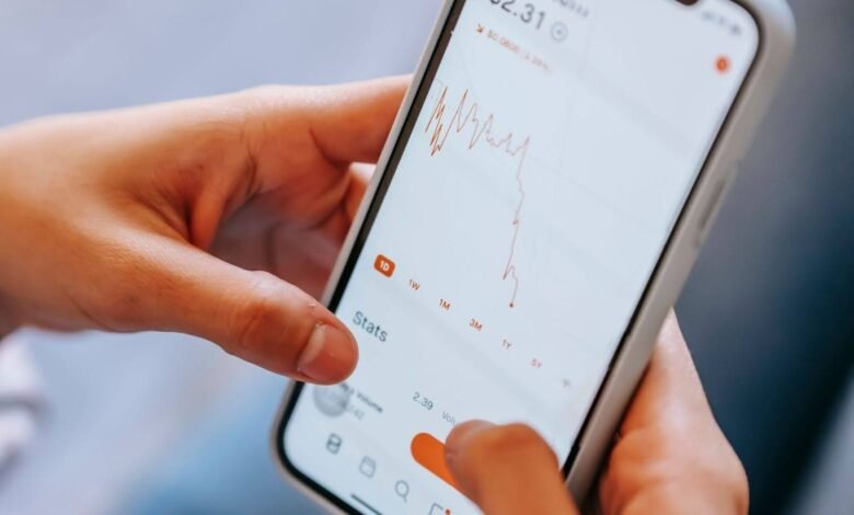 See what matters when choosing a trading app in Kenya, from mobile usability and demo access to charts, risk tools, fees, and account security.